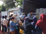 operasi-pasar-di-pasar-pon-kota-blitar-diserbu-warga.jpg