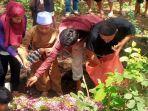 pemakaman-pasutri-aremania-korban-tragedi-kanjuruhan.jpg