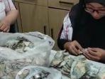 penjual-gorengan-beli-motor-puluhan-juta-pakai-uang-receh-hasil-menabung-4-tahun.jpg