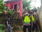 polisi-melakukan-olah-TKP-di-rumah-korban.jpg