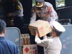 polres-kediri-kota-bantu-distribusi-minyak-goreng-dari-gudang-distributor.jpg