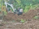 proses-pembersihan-longsor-di-trenggalek.jpg