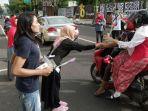 relawan-KPA-tulungagung-bagi-bunga-saat-hari-AIDS-sedunia.jpg