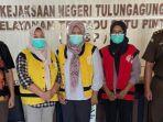 tiga-perempuan-tersangka-korupsi-PNPM-Mandiri-di-rejotangan-tulungagung.jpg