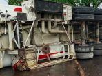 truk-tangki-pertamina-terguling-di-bltiar.jpg