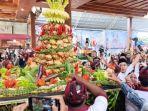 Ratusan Pengunjung Antusias Berebut Tumpeng Ketupat Cokelat di Kampung Coklat Blitar