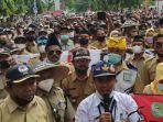 unjuk-rasa-para-kades-dan-perangkat-desa-di-trenggalek.jpg