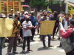 unjuk-rasa-warga-desa-petungroto-di-kantor-pemkab-kediri.jpg
