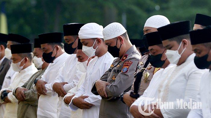 Berita Foto: Gubernur dan Wakil Gubernur Sumut Melaksanakan Salat Idul Fitri di Lapangan Merdeka - 02052022_SALAT_IDUL_FITRI_DANIL_SIREGAR_4jpg.jpg