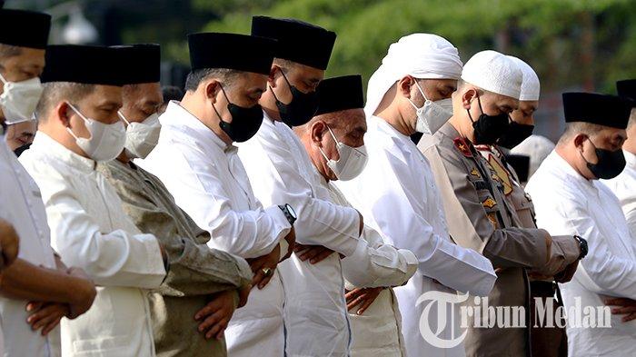 Berita Foto: Gubernur dan Wakil Gubernur Sumut Melaksanakan Salat Idul Fitri di Lapangan Merdeka - 02052022_SALAT_IDUL_FITRI_DANIL_SIREGAR_5jpg.jpg