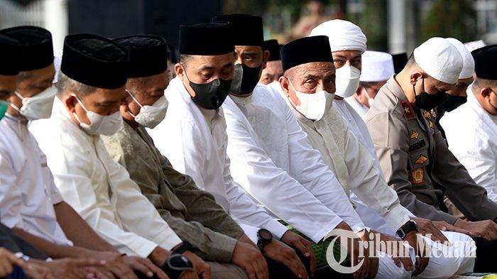 Berita Foto: Gubernur dan Wakil Gubernur Sumut Melaksanakan Salat Idul Fitri di Lapangan Merdeka - 02052022_SALAT_IDUL_FITRI_DANIL_SIREGAR_6jpg.jpg