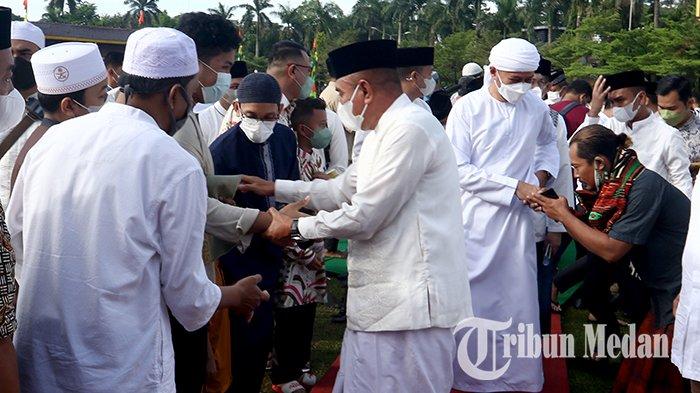 Berita Foto: Gubernur dan Wakil Gubernur Sumut Melaksanakan Salat Idul Fitri di Lapangan Merdeka - 02052022_SALAT_IDUL_FITRI_DANIL_SIREGARjpg.jpg
