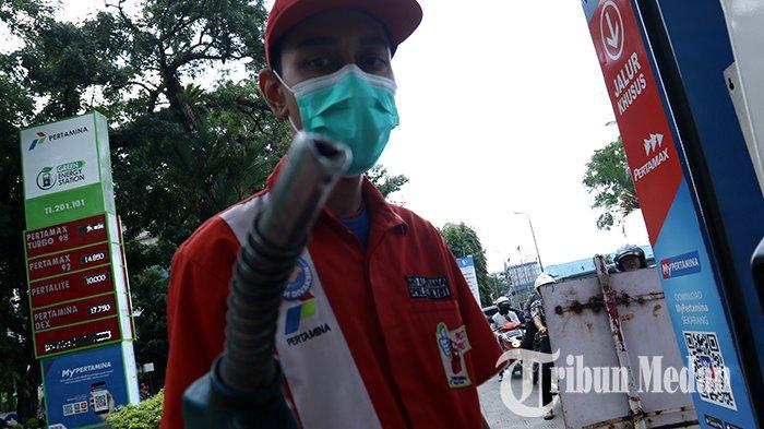 ISI BAHAN BAKAR - Petugas operator melayani pengisian bahan bakar minyak (BBM) ke pengendara di SPBU coco Putri Hijau, Medan 