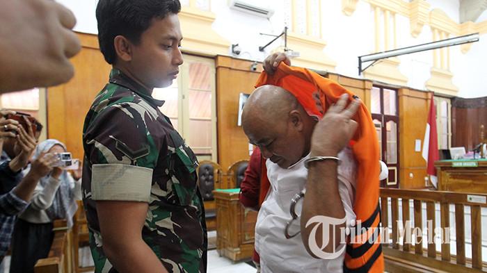 Terdakwa Direktur Utama PT Dalihan Na Tolu Grup, Muhammad Akhirun Piliang (kanan) memakai rompi tahanan seusai menjalani sidang tuntutan kasus dugaan korupsi proyek pembangunan jalan, di Pengadilan Tipikor pada Pengadilan Negeri Medan, Rabu (5/11/2025). Jaksa Penuntut Umum (JPU) KPK menuntut terdakwa Muhammad Akhirun Piliang 3 tahun penjara dan Mora Muhammad Rayhan Dulasmi 2 tahun 6 bulan penjara.