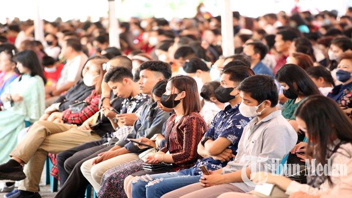 Ribuan umat Katolik khidmat beribadah di Gereja Katedral Jalan Pemuda Nomor 1, Kota Medan, Jumat (7/4) sore. Ibadah Jalan Salib dimulai pukul 09.00 WIB kemudian dilanjutkan Misa Jumat Agung pada pukul 12.00 WIB dan 15.00 WIB, sementara tema yang diangkat 'Ia mendahului kamu ke Galelia; Jangan Takut!' (Matius 28:7, 10).