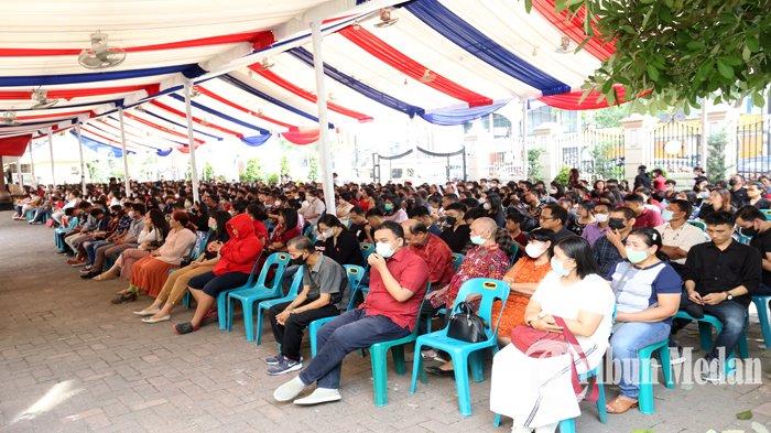 Ribuan umat Katolik khidmat beribadah di Gereja Katedral Jalan Pemuda Nomor 1, Kota Medan, Jumat (7/4) sore. Ibadah Jalan Salib dimulai pukul 09.00 WIB kemudian dilanjutkan Misa Jumat Agung pada pukul 12.00 WIB dan 15.00 WIB, sementara tema yang diangkat 'Ia mendahului kamu ke Galelia; Jangan Takut!' (Matius 28:7, 10).