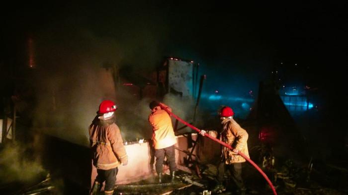 Diduga Korsleting Listrik, Rumah Semi Permanen Serta Mobil di Sidikalang Hangus Terbakar