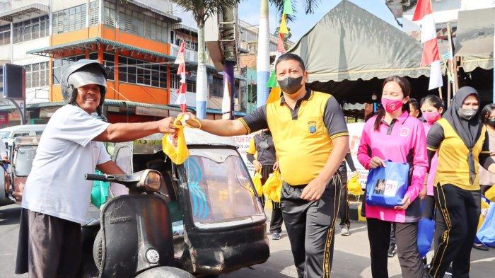 Sambut Hari Jadi Polwan ke-74, Kapolres Padangsidimpuan bagikan 100 Kotak Nasi Uduk