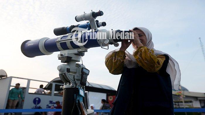 Petugas mengamati posisi hilal menggunakan teleskop di Kampus UMSU Pascasarjana di Jalan Denai Nomor 217, Tegal Sari Mandala II, Kecamatan Medan Denai, Kota Medan, Minggu (10/3/2024). Pemerintah menetapkan 1 Ramadhan 1445 Hijriah jatuh pada Selasa (12/3/2024).