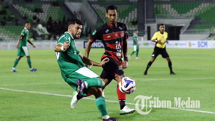 Pesepakbola PSMS Medan Vitor Barata (kiri) melakukan tembakan ke gawang saat dikawal pesepakbola Persekat Tegal pada pertandingan pembukaan Championship Musim 2025/2026, di Stadion Utama Sumatra Utara, Deliserdang, Jumat (12/9/2025). Dalam pertandingan tersebut tim Persekat Tegal berhasil memetik poin penuh dengan kemenangan 1-0 atas tim tuan rumah PSMS Medan.
