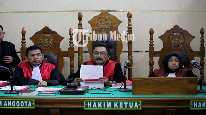 Berita Foto: Jaksa Sebut Sikap Tersebut Masuk dalam Hal Memberatkan, Achiruddin Tolak Sidang Online - 13092023_MENGECEK-BERKAS_ABDAN-SYAKURO-1.jpg