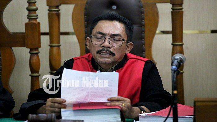 Berita Foto: Jaksa Sebut Sikap Tersebut Masuk dalam Hal Memberatkan, Achiruddin Tolak Sidang Online - 13092023_MENGECEK-BERKAS_ABDAN-SYAKURO-2.jpg