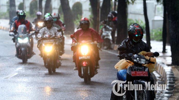 Berita Foto: Kota Medan Diguyur Hujan, Diprediksi Hingga Malam - 15102019_hujan_danil_siregar-1.jpg
