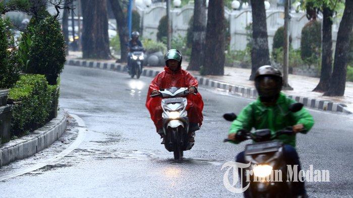 Berita Foto: Kota Medan Diguyur Hujan, Diprediksi Hingga Malam - 15102019_hujan_danil_siregar-3.jpg