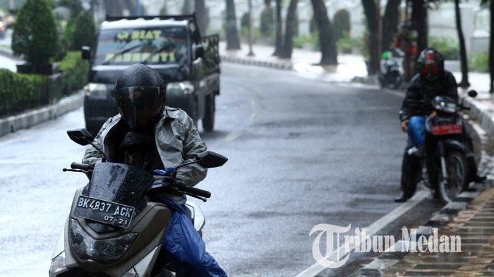 Berita Foto: Kota Medan Diguyur Hujan, Diprediksi Hingga Malam - 15102019_hujan_danil_siregar.jpg