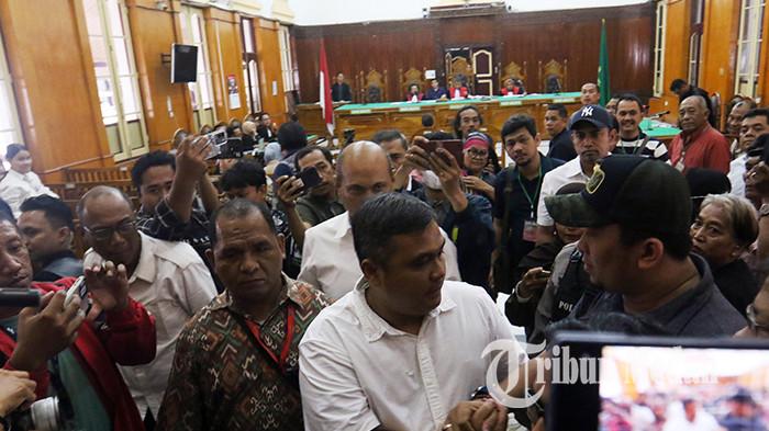 SIDANG KASUS KORUPSI - Terdakwa mantan Kadis PUPR Pemprov Sumut Topan Obaja Ginting (tengah) menyalami kerabatnya yang hadir seusai mengikuti sidang perdana dugaan kasus korupsi di Pengadilan Tipikor pada Pengadilan Negeri Medan, Rabu (19/11/2025). Agenda sidang JPU KPK membacakan dakwaan terhadap mantan Kadis PUPR Pemprov Sumut Topan Obaja Putra Ginting bersama Kepala UPTD Gunung Tua Dinas PUPR Sumut Rasuli Efendi Siregar tersandung kasus korupsi proyek jalan di Sumatra Utara.