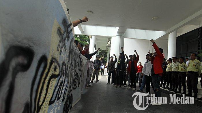 Berita Foto: Aksi Cipayung Plus Tolak Kenaikan Uang Kuliah Tunggal UKT, Tetap Lakukan Evaluasi - 20052024_AKSI_TOLAK_KENAIKAN_UKT_DANIL_SIREGAR_2jpg.jpg