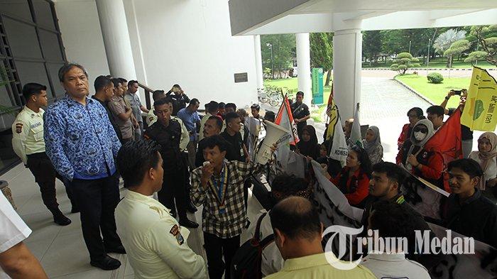 Berita Foto: Aksi Cipayung Plus Tolak Kenaikan Uang Kuliah Tunggal UKT, Tetap Lakukan Evaluasi - 20052024_AKSI_TOLAK_KENAIKAN_UKT_DANIL_SIREGAR_3jpg.jpg