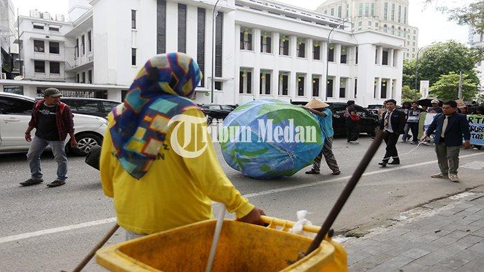 Sejumlah aktivis lingkungan melakukan long march saat aksi memperingati Hari Bumi di kawasan Lapangan Merdeka, Kota Medan, Senin (22/4/2024). Aksi long march dan teatrikal tersebut dalam rangka memperingati Hari Bumi setiap 22 April.