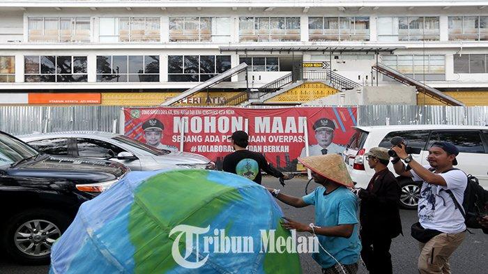 Sejumlah aktivis lingkungan melakukan long march saat aksi memperingati Hari Bumi di kawasan Lapangan Merdeka, Kota Medan, Senin (22/4/2024). Aksi long march dan teatrikal tersebut dalam rangka memperingati Hari Bumi setiap 22 April.