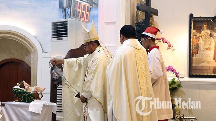 Uskup Agung Medan Kornelius Sipayung memimpin ibadah Misa Malam Natal di Gereja Katedral Jalan Pemuda, Medan, Rabu (24/12/2019). Misa tersebut mengusung tema Allah Hadir untuk Menyelamatkan Keluarga.