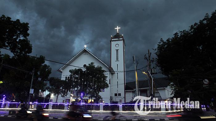 Suasana awan mendung menyelimuti di Kota Medan, Kamis (25/9/2025). Badan Meteorologi, Klimatologi dan Geofisika (BMKG) memrediksi Kota Medan diguyur hujan ringan pada siang sampai malam hari, suhu udara berkisar antara 24 hingga 32 derajat celsius.