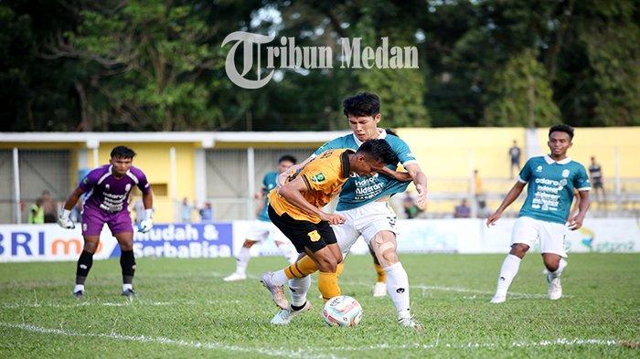 Berita Foto: TAMBAHAN 10 Menit, Nusantara United FC Tahan Imbang PSDS Deliserdang, Berakhir Ricuh - 26012024_BEREBUT-BOLA_ABDAN-SYAKURO-6.jpg