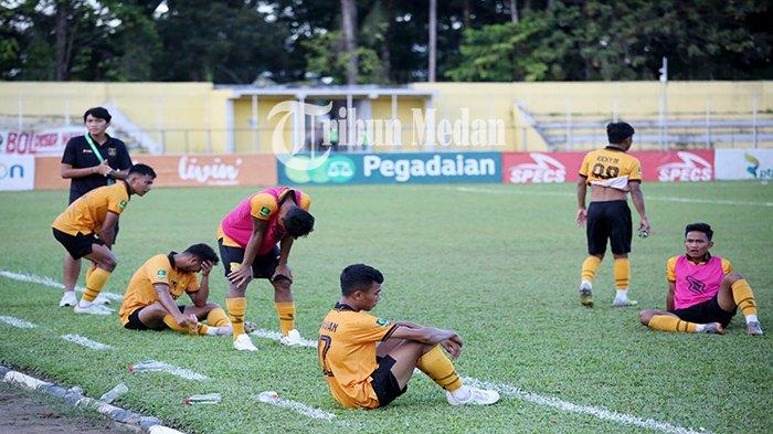 Berita Foto: TAMBAHAN 10 Menit, Nusantara United FC Tahan Imbang PSDS Deliserdang, Berakhir Ricuh - 26012024_KECEWA_ABDAN-SYAKURO-1.jpg