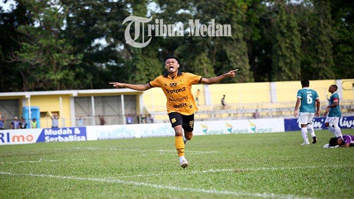 Berita Foto: TAMBAHAN 10 Menit, Nusantara United FC Tahan Imbang PSDS Deliserdang, Berakhir Ricuh - 26012024_MERAYAKAN-GOL_ABDAN-SYAKURO-3.jpg