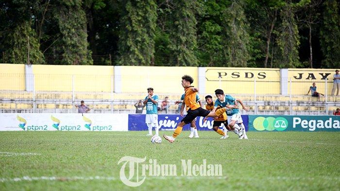Berita Foto: TAMBAHAN 10 Menit, Nusantara United FC Tahan Imbang PSDS Deliserdang, Berakhir Ricuh - 26012024_TENDENGAN-PINALTI_ABDAN-SYAKURO-1.jpg