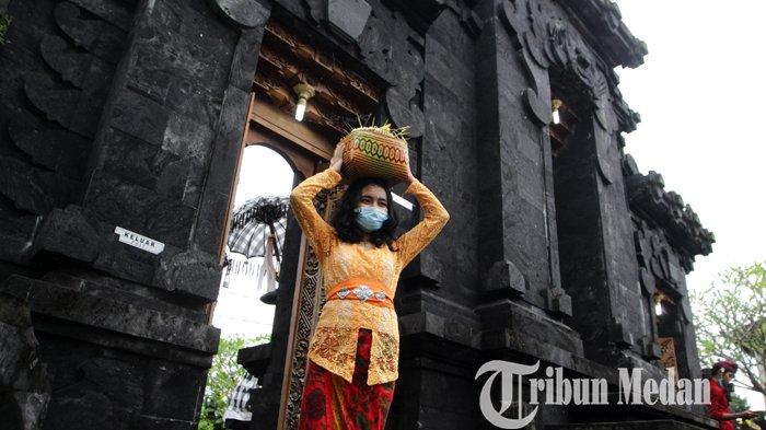 Umat Hindu mengikuti persembahyangan Hari Raya Kuningan di Pura Agung Raksa Buana, Medan, Sabtu (26/9/2020). Hari Raya Kuningan merupakan rangkaian dari Hari Raya Galungan yaitu perayaan kemenangan 
