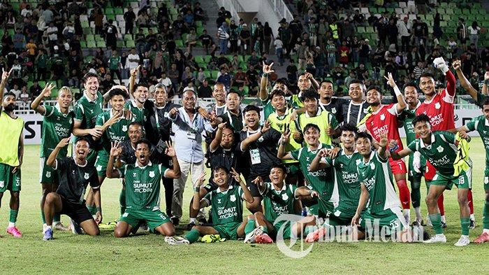 Pemain PSMS Medan dan Staff Pelatih berfoto bersama seusai laga melawan Sumsel United dalam lanjutan Pegadaian Championship di Stadion Utama Sumatera Utara, Kabupaten Deli Serdang, Minggu (28/9/2025). PSMS Medan menang melawan Sumsel United dengan skor akhir 2-0.