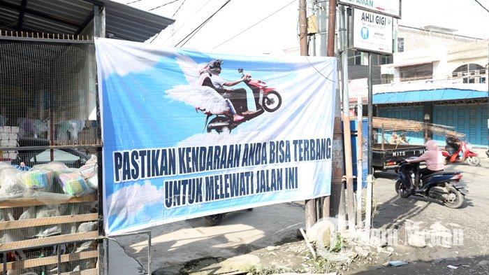 Berita Foto: Pastikan Kendaraan Anda Bisa Terbang, Kondisi Jalan Marelan Raya Pasar V Rusak Parah - 28102022_JALAN-RUSAK_ABDAN-SYAKURO-1.jpg