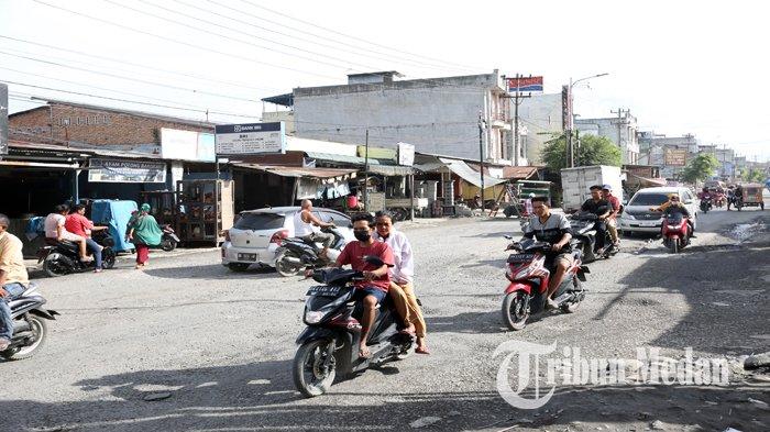 Berita Foto: Pastikan Kendaraan Anda Bisa Terbang, Kondisi Jalan Marelan Raya Pasar V Rusak Parah - 28102022_JALAN-RUSAK_ABDAN-SYAKURO-4.jpg