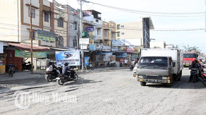 Berita Foto: Pastikan Kendaraan Anda Bisa Terbang, Kondisi Jalan Marelan Raya Pasar V Rusak Parah - 28102022_JALAN-RUSAK_ABDAN-SYAKURO-6.jpg