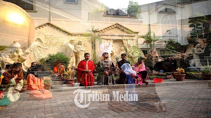 Umat Katolik menampilkan visualisasi Jalan Salib saat peringatan Jumat Agung di Gereja Katedral Medan Jalan Pemuda Nomor 1, Aur, Kecamatan Medan Maimun, Kota Medan, Jumat (29/3/2024). Jalan Salib tersebut merupakan rangkaian ibadah Jumat Agung dalam memperingati wafatnya Yesus di bukit Golgota.