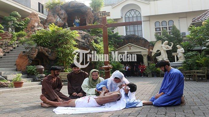 Umat Katolik menampilkan visualisasi Jalan Salib saat peringatan Jumat Agung di Gereja Katedral Medan Jalan Pemuda Nomor 1, Aur, Kecamatan Medan Maimun, Kota Medan, Jumat (29/3/2024). Jalan Salib tersebut merupakan rangkaian ibadah Jumat Agung dalam memperingati wafatnya Yesus di bukit Golgota.