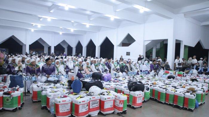 334 jemaah haji Indonesia asal Kabupaten Asahan dipulangkan dari tanah suci Mekkah dan tiba di Masjid Agung Ahmad Bakrie, Kisaran, Kabupaten Asahan, Senin (30/6/2025). Satu orang jemaah bernama Resopalijo masih dirawat disalah satu rumah sakit di Madinah.