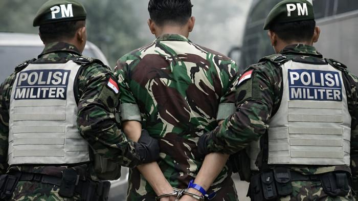 DIAMANKAN- Ilustrasi oknum anggota TNI pelaku tindak pidana diamankan Polisi Militer (PM).