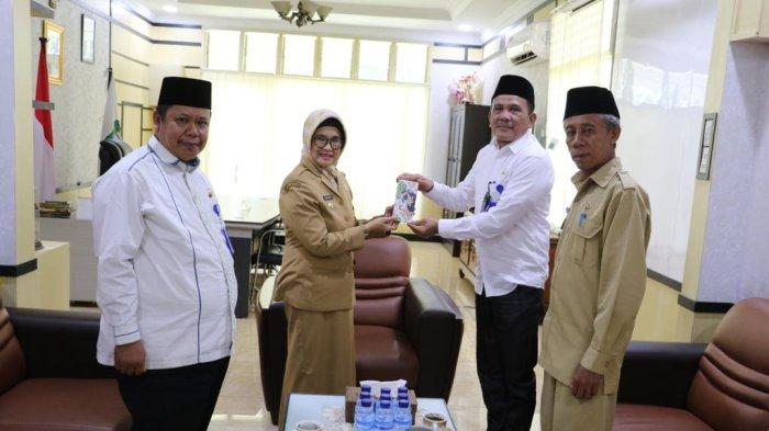 Pakai Kocek Pribadi, Wali Kota Siantar Berikan HP kepada Jemaah Haji untuk Permudah Bio Visa